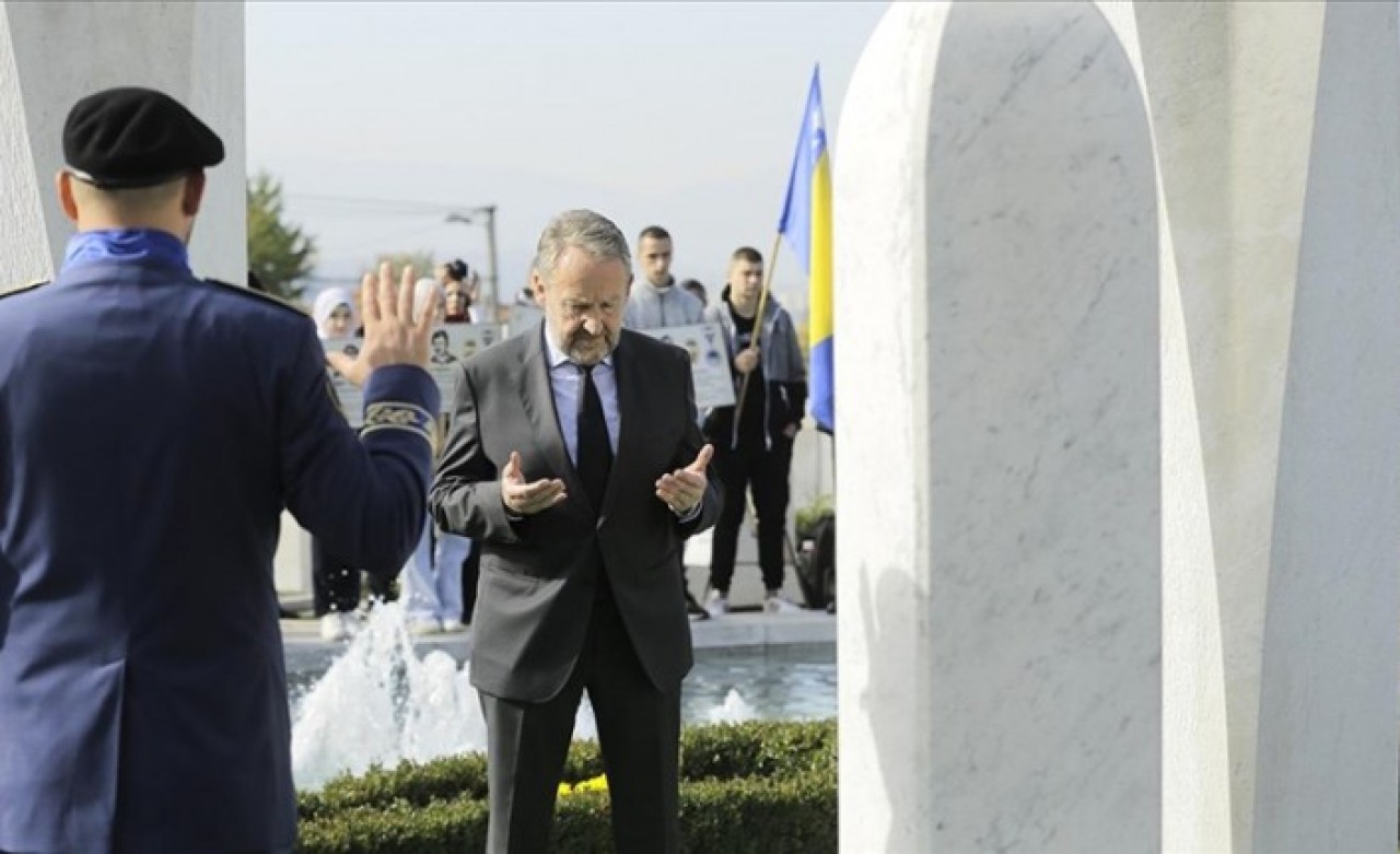 Bosna Hersek'in ilk Cumhurbaşkanı İzetbegoviç,  vefatının 19. yılında kabri başında anıldı