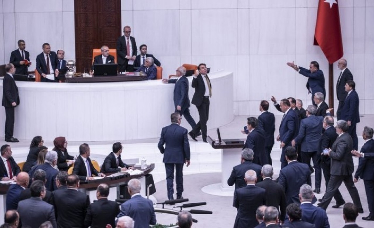 Dezenformasyon teklifindeki tartışmalı 29'uncu madde kabul edildi: Şimdi ne olacak?