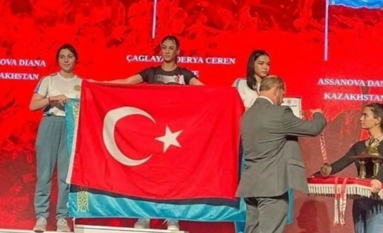 Dünya Şampiyonası'na damga vuran bayrak gerginliği! Sporcumuz nezaket dışı harekete tüyleri diken diken edecek şekilde karşılık verdi!