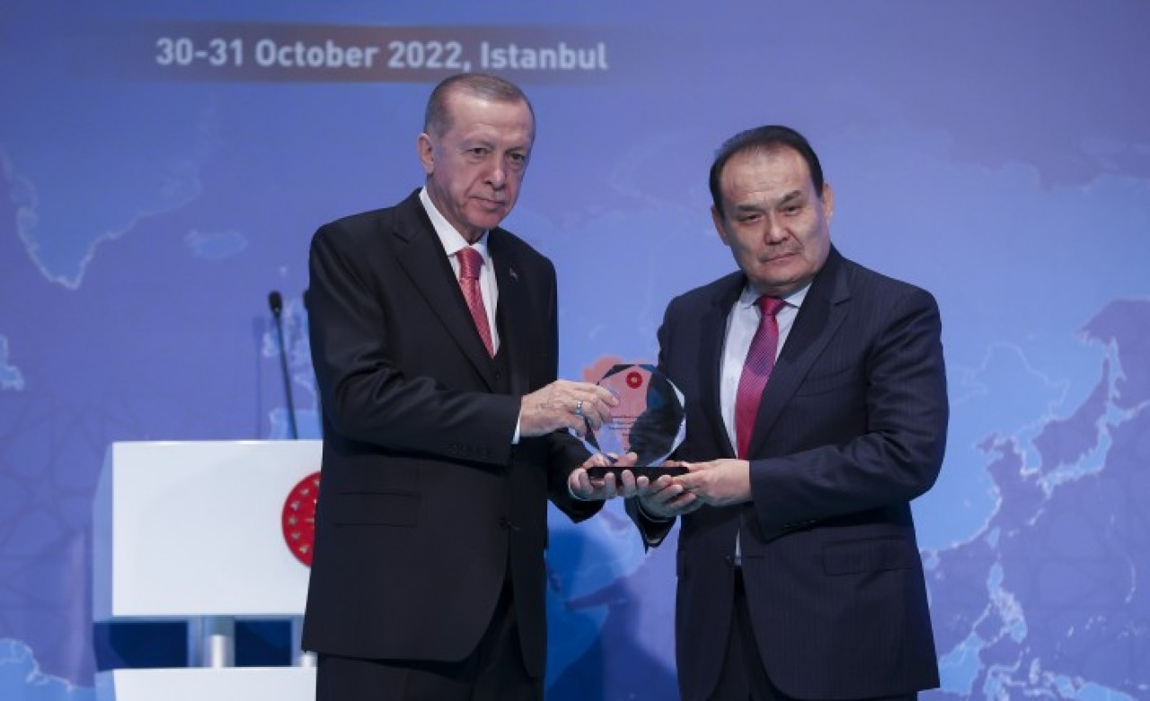 Erdoğan,  Türk Devletleri Teşkilatı Genel Sekreteri Baghdad Amreyev'e ödül verdi