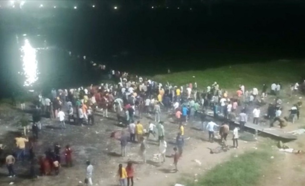 Hindistan'da büyük felaket: Yüzlerce kişi nehre düştü,  onlarca kişi öldü