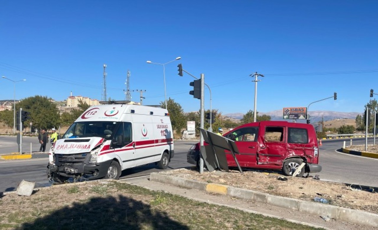 Isparta'ta ambulans ile otomobil çarpıştı: Havva Avcı öldü
