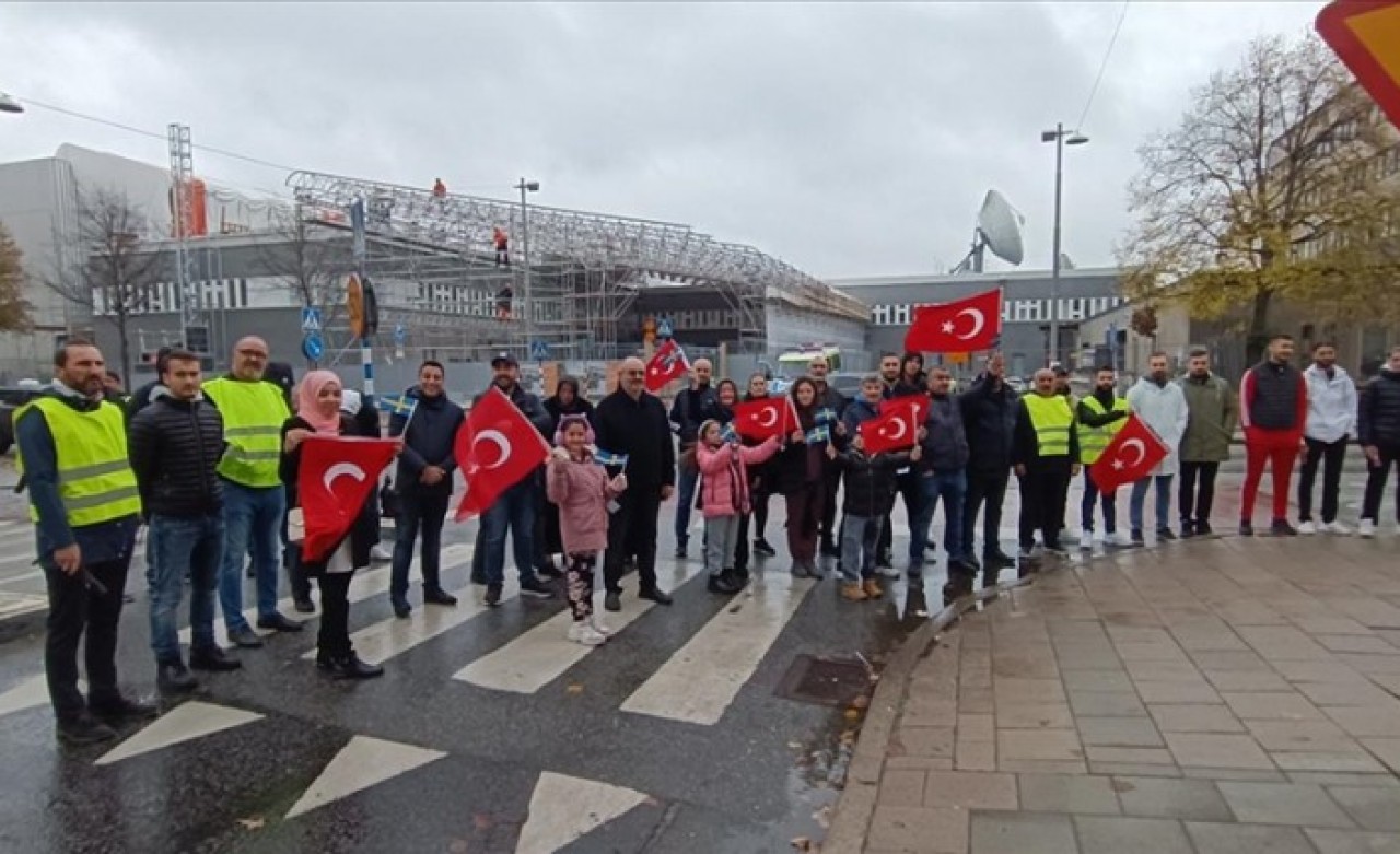 İsveç'te Cumhurbaşkanı Erdoğan'a hakaret içerikli program protesto edildi