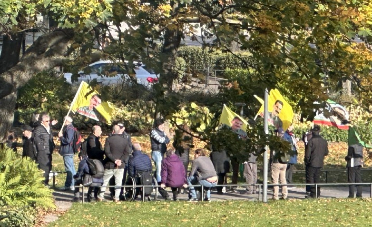 İsveç'te bir kepazelik daha: Teröristler yine sokaklarda