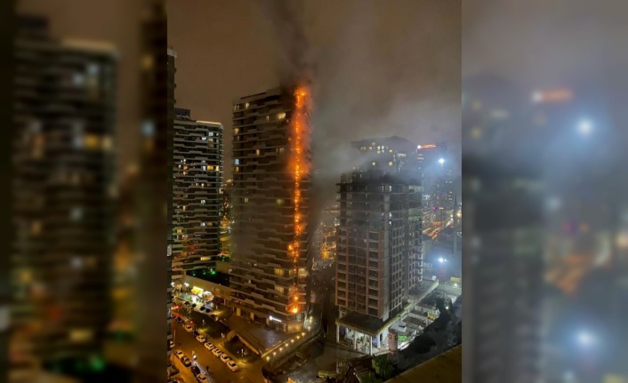 Kadıköy'de 24 katlı bina yanıyor