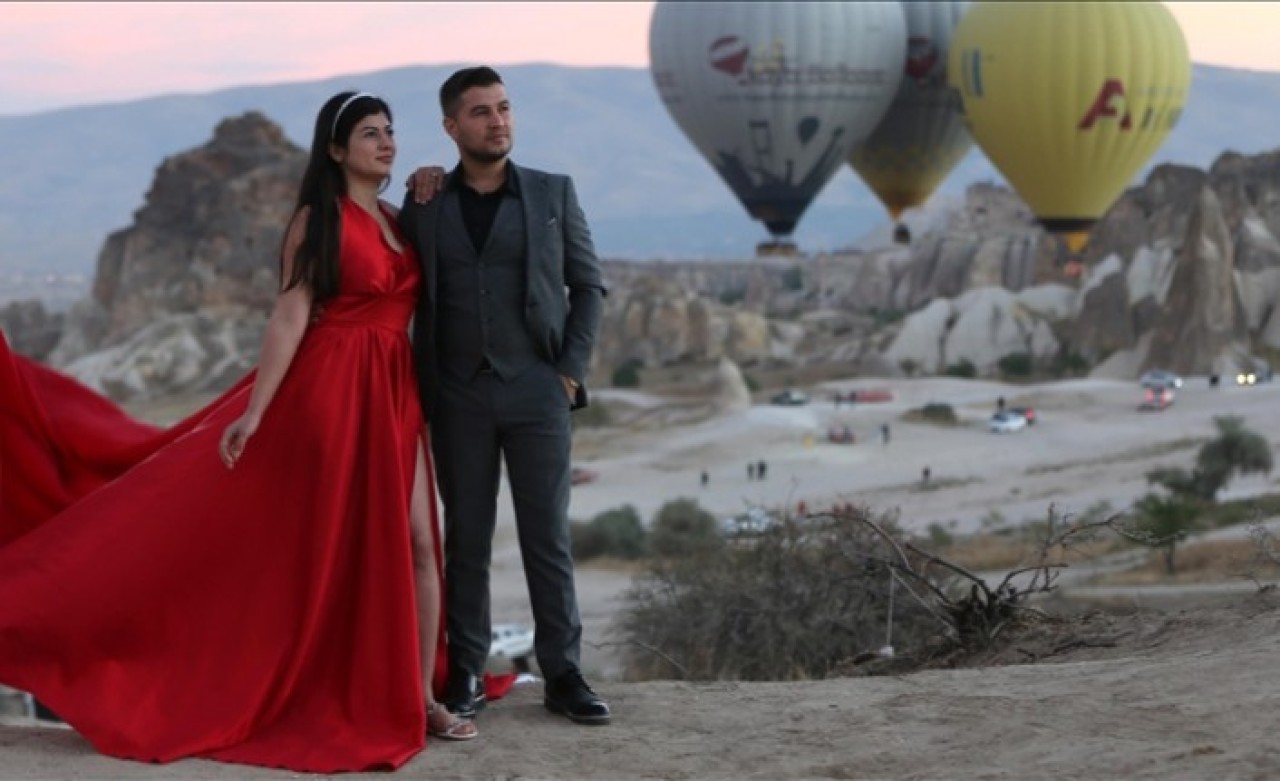 Kapadokya'da vadi,  kanyon ve yamaçlar fotoğraf çektirenlere doğal dekor oluyor