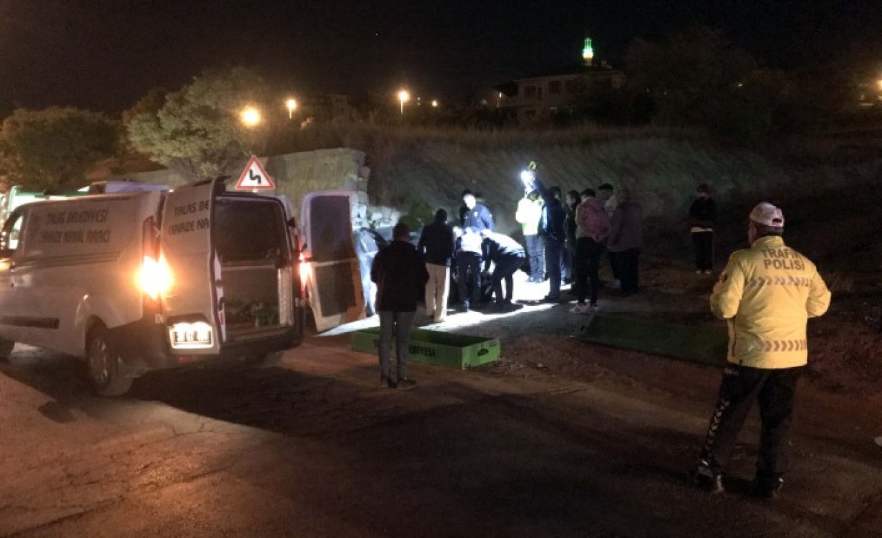 Kayseri'de otomobil duvara çarptı: Ülfet Özcanlar öldü. İsmail Özcanlar,  Fatma Türküm ve Firdevs Naldöken yaralandı