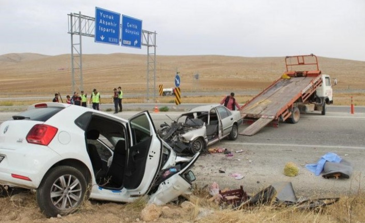 İki otomobilin çarpıştığı kazada 4 kişi öldü,  3 kişi yaralandı