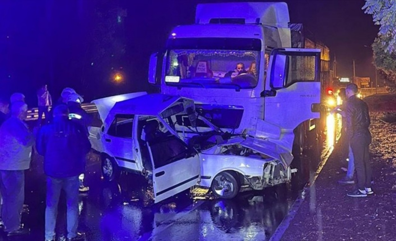 Konya'da otomobil ile tırın çarpıştığı kazada 1 kişi öldü,  1 kişi yaralandı