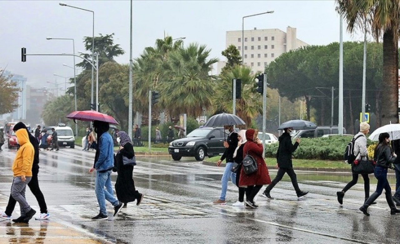 Meteorolojiden 16 il için önemli uyarı: Gök gürültülü yağmur,  fırtına,  sel geliyor