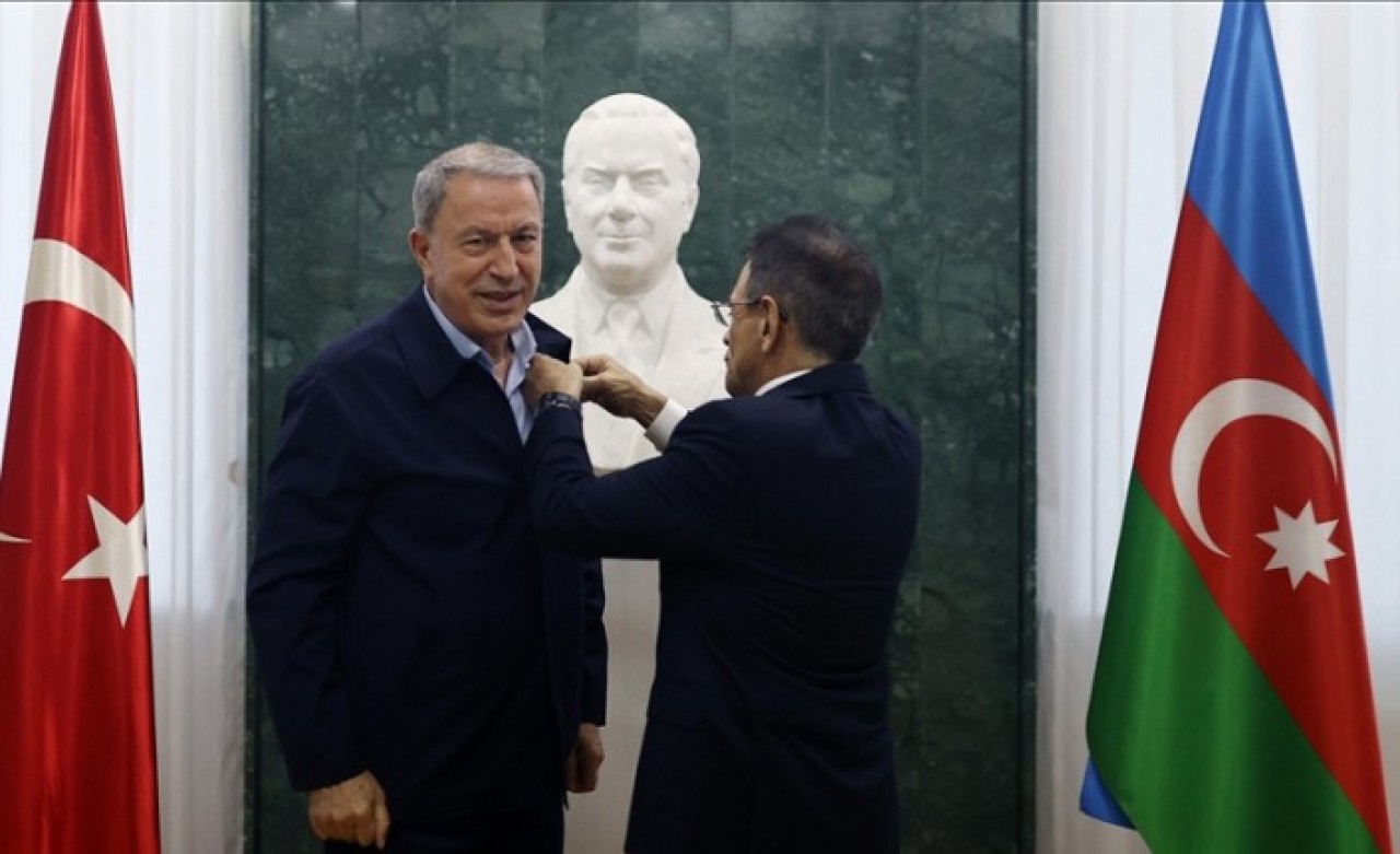 Milli Savunma Bakanı Akar’a Azerbaycan’dan madalya