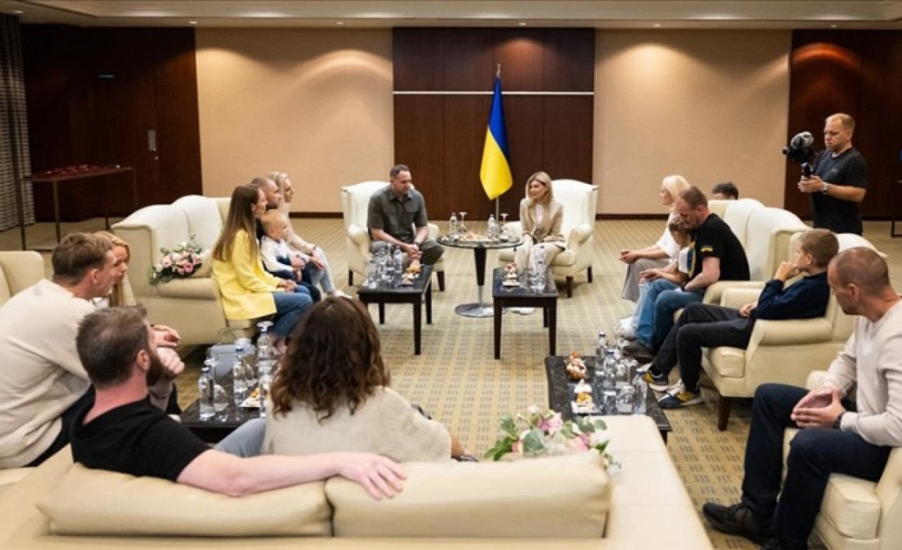 Olena Zelenska esaretten kurtarılan "Azov" komutanlarını Türkiye'de ziyaret etti