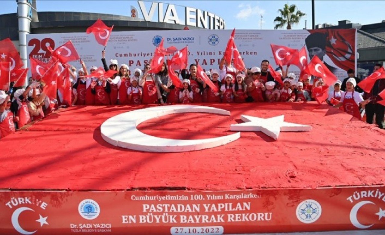 Pastadan yapılan en büyük bayrakla dünya rekoru kırıldı