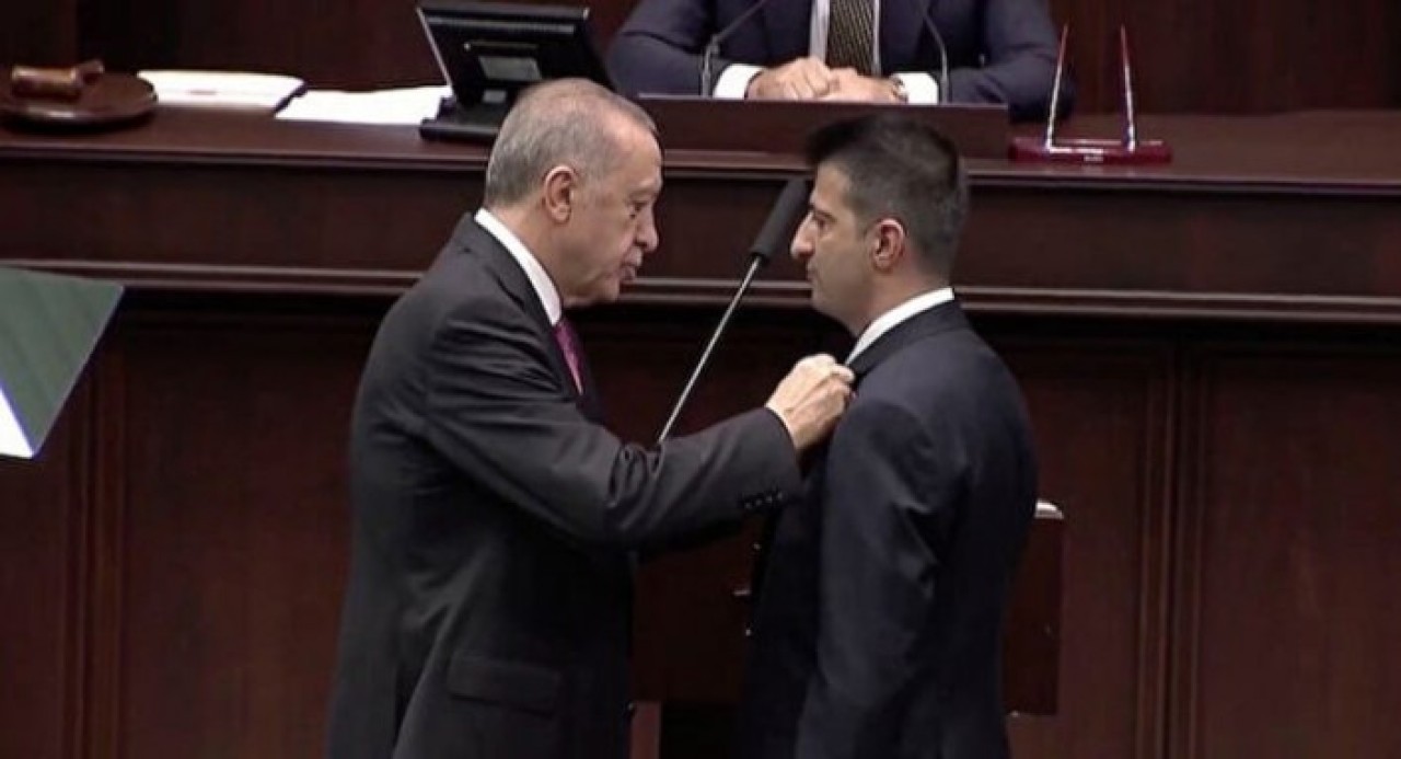 Rozetini Erdoğan taktı! AK Parti'ye katılan Mehmet Ali Çelebi: AK Parti'nin görüşüne yakınım. Atatürk'ün askeri olarak yanınızdayım