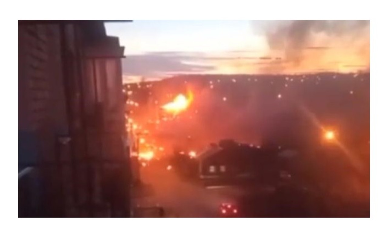 Rusya'da savaş uçağı yerleşim bölgesine düştü