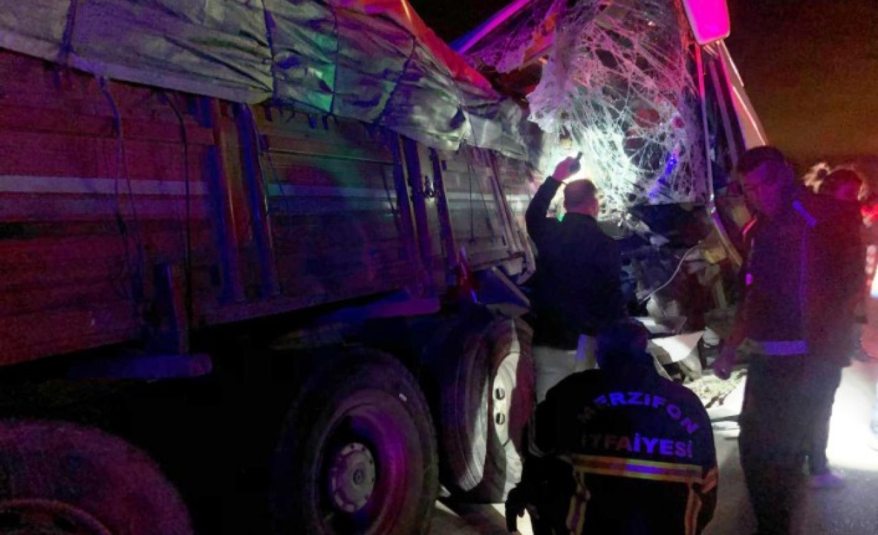 Son dakika! Amasya'da yolcu otobüsü ile TIR çarpıştı: Dursun Şerbetçi ve Temel Aslantürk öldü,  20 kişi yaralandı