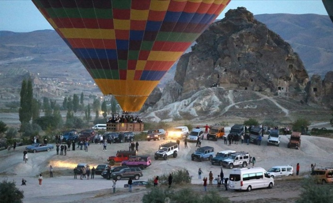 Gözde turizm merkezi Kapadokya'yı turistler gökyüzünden izliyor