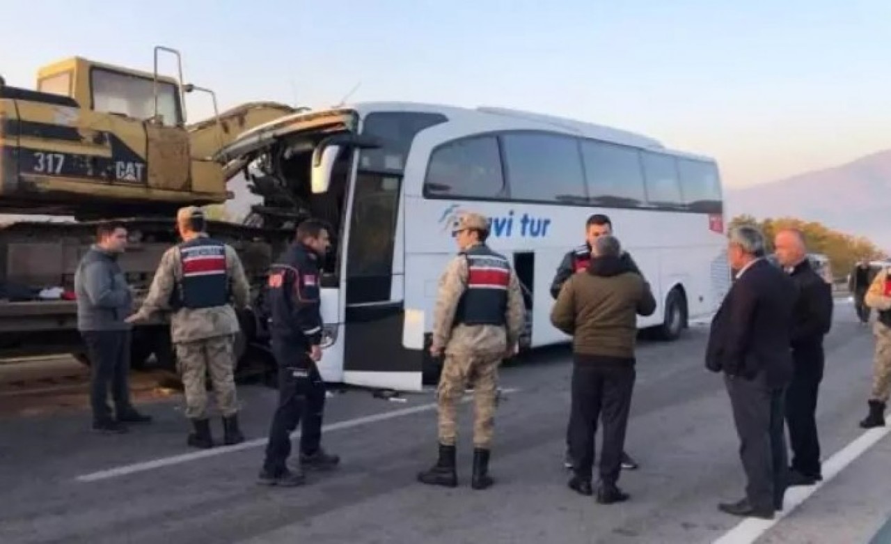Amasya'da yolcu otobüsüyle TIR çarpıştı: Güler Güneş,  Mustafa Dursun ve Mehmet Kılıçarslan öldü