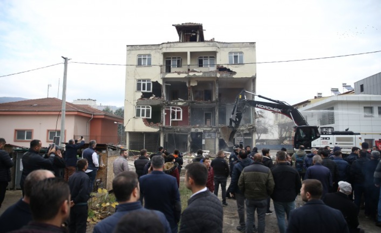 Bakan Kurum yıkım çalışmasına katıldı