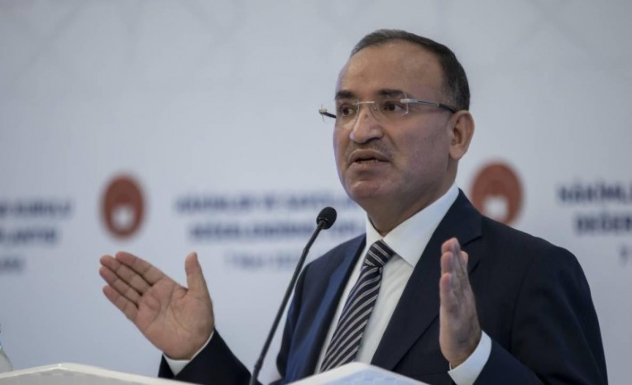 Bekir Bozdağ başörtüsü ile ilgili Anayasa değişikliğine karşı olan tek partiyi açıkladı