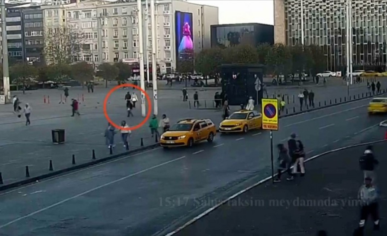 Beyoğlu'ndaki bombalı saldırıyı yapan teröristin olay yerine geliş görüntülerine ulaşıldı