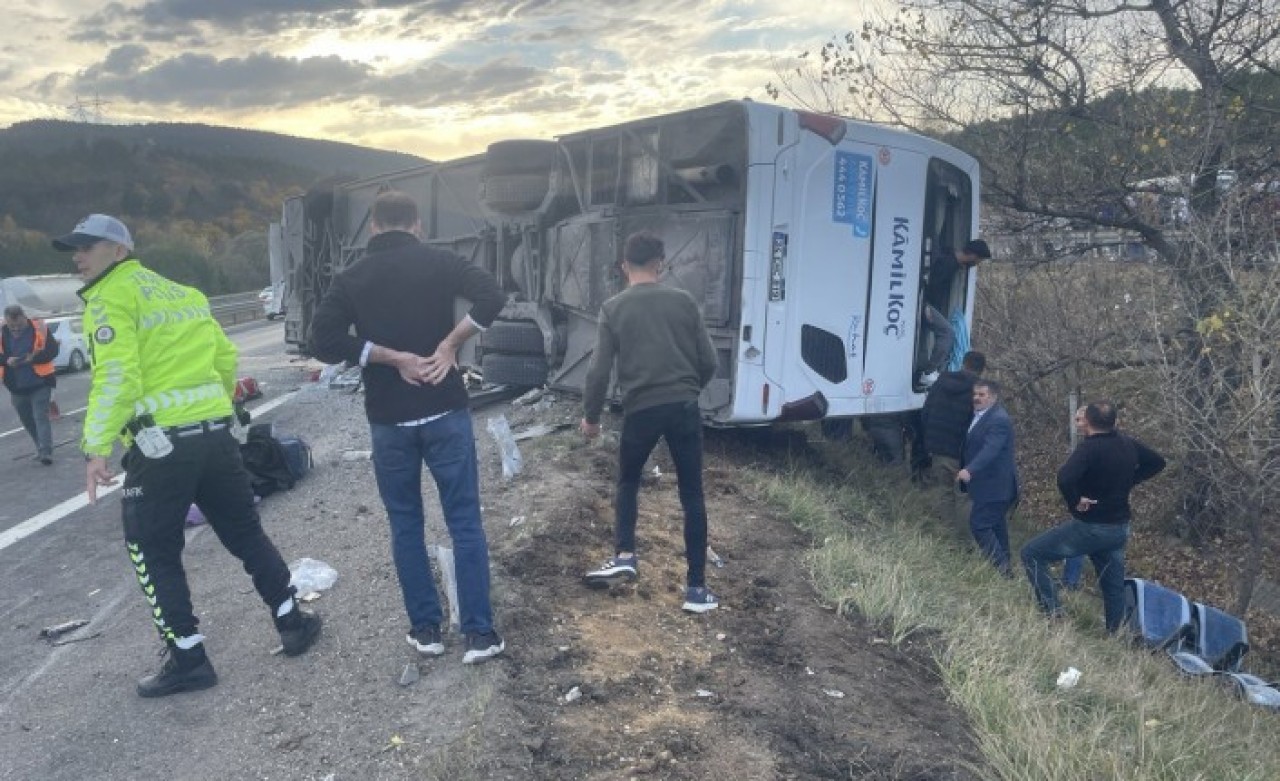 Bolu'da yolcu otobüsü devrildi: 3 ölü,  16 yaralı