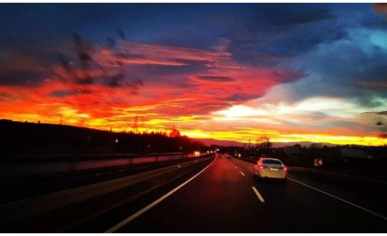 Deprem sabahı gökyüzünde merak uyandıran görüntü