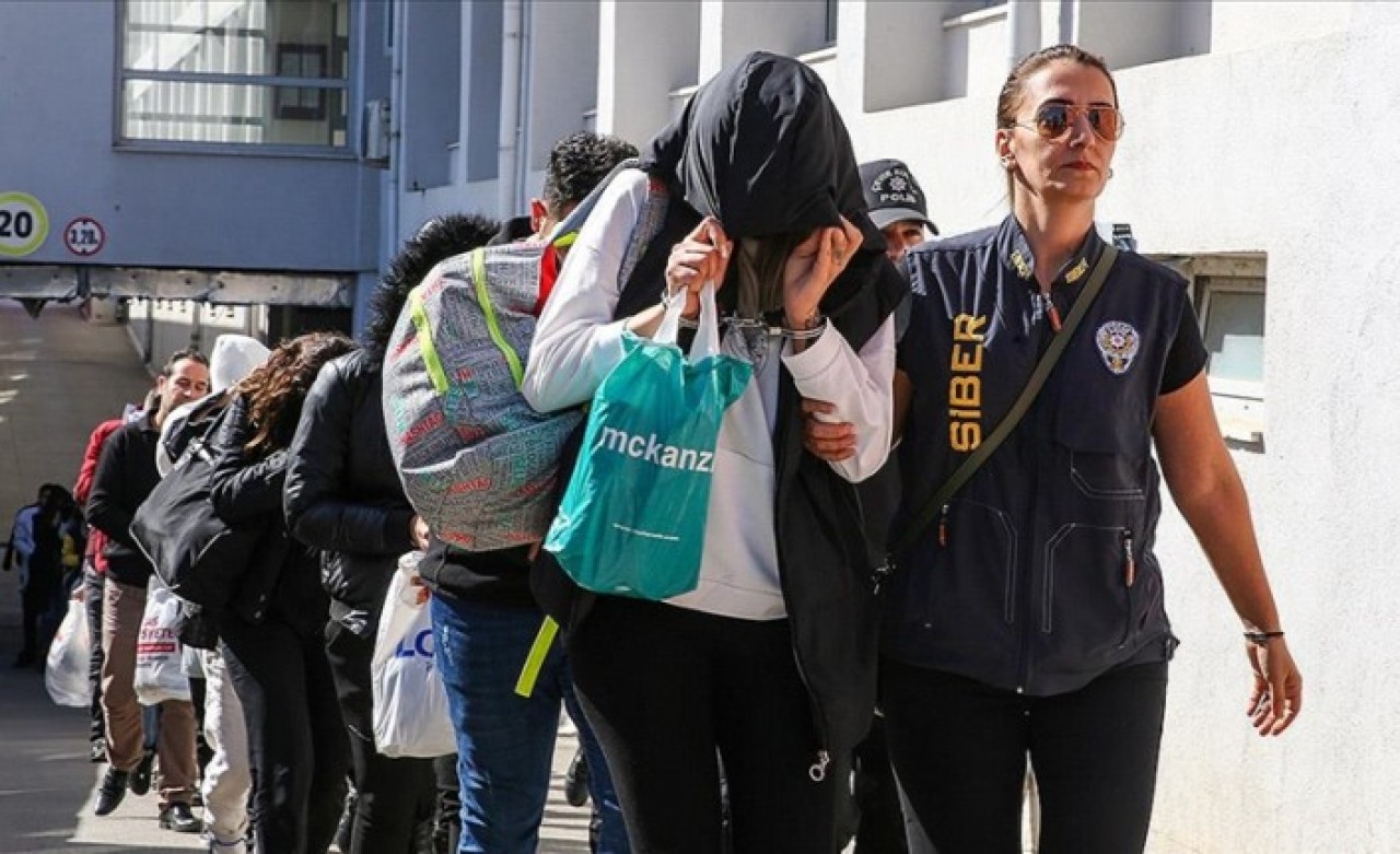 Dolandırıcılık şebekesi,  hesap sahiplerini maaşa bağlamış
