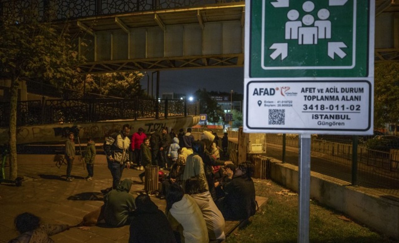 Düzce'de halk sokakta: Kızılay battaniye  dağıttı