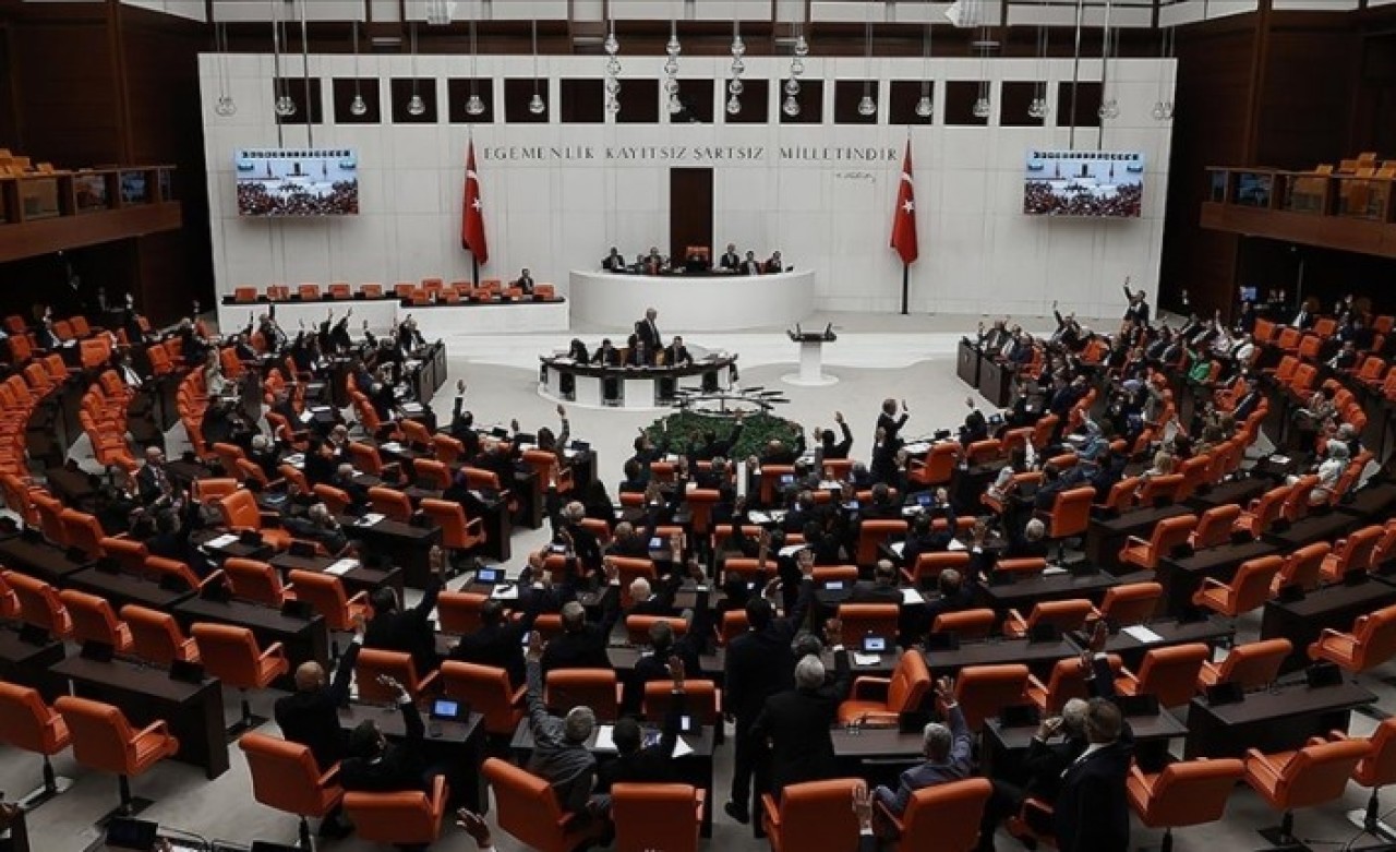 Ekonomiye ilişkin "torba" kanun teklifi TBMM Genel Kurulunda yasalaştı