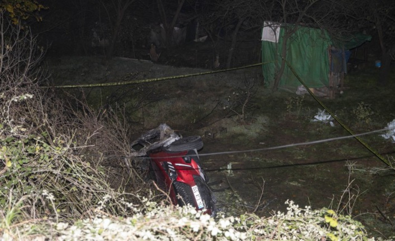 Eyüpsultan'da devrilen otomobilde biri polis iki kişi öldü