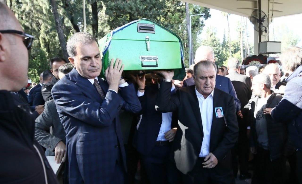 Fatih Terim'i acı gününde yalnız bırakmadılar: Annesi son yolculuğuna uğurlandı