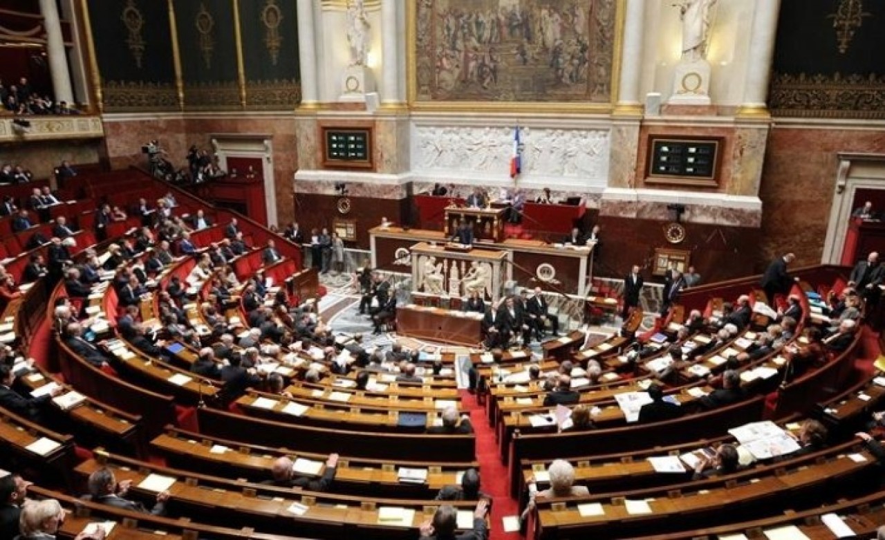 Fransa'da tarihi rezalet! Mecliste açık açık ırkçılık yaptılar: Siyahi vekile bakın ne söylediler?