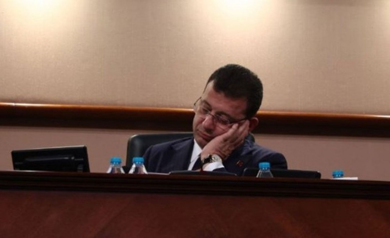 Ekrem İmamoğlu'nun uykulu hali kameralara yakalandı
