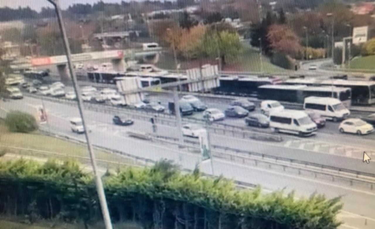 İstanbul'da bitmeyen çile 'metrobüs'... Vatandaşlar yolda kaldı