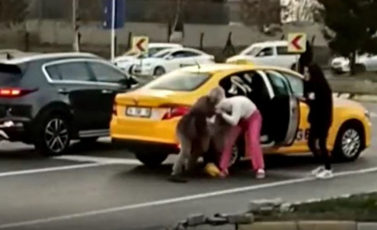İstanbul'da dehşet: Taksici kadın müşteriyi araçtan indirip yol ortasında dövdü