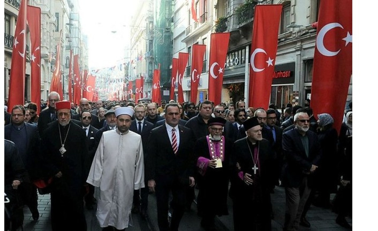 İstiklal Caddesi'nde teröre karşı birlik ve beraberlik yürüyüşü