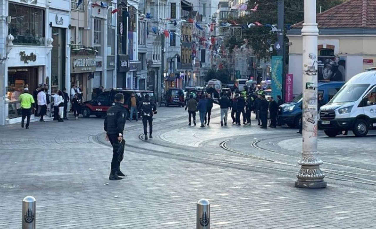 İstiklal'de hayatlarını kaybedenlerin kimlikleri açıklandı: Türkiye Arzu Özsoy,  Yağmur Uçar,  Yusuf Meydan,  Ecrin Meydan,  Adem Topkara,  Mukaddes Elif Topkara'ya ağlıyor