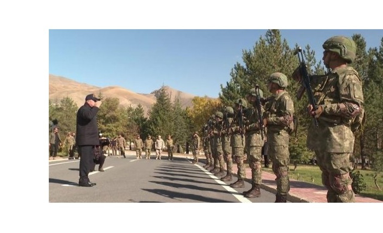 Milli Savunma Bakanı Akar ve komuta kademesi sınır hattında