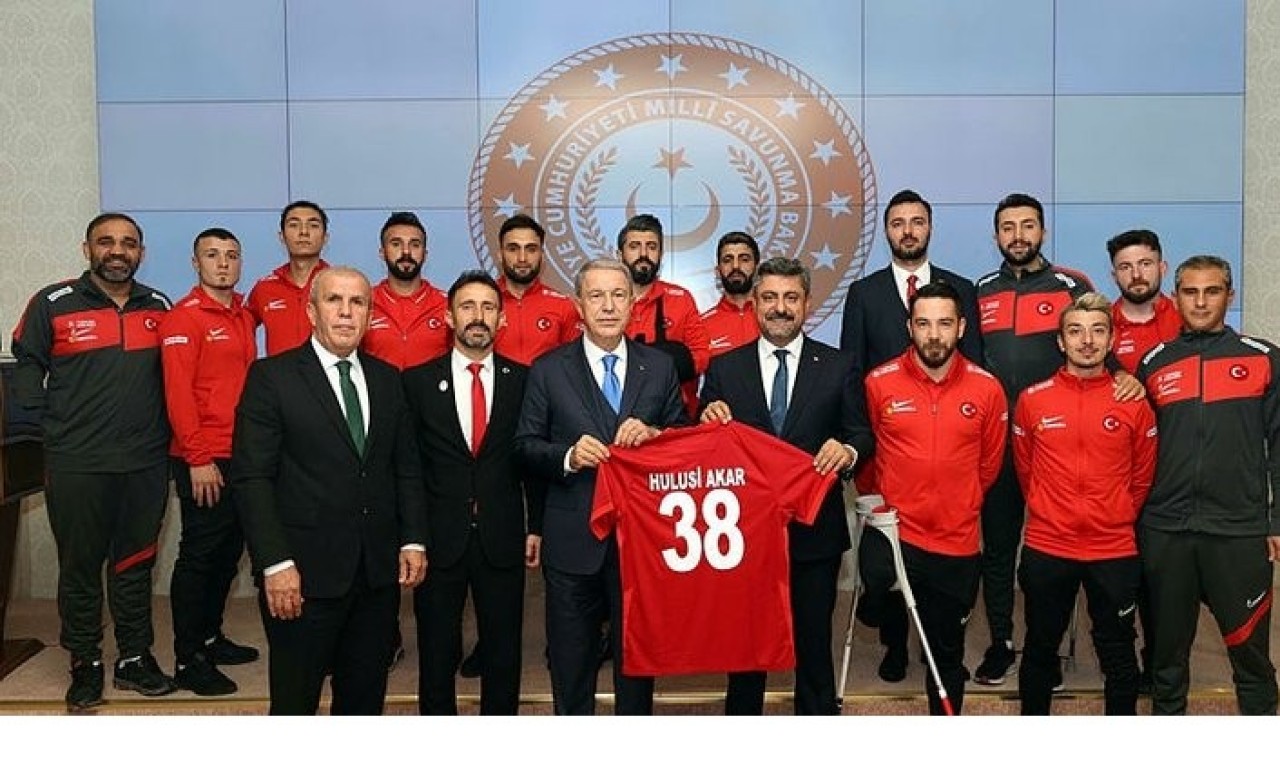 Milli Savunma Bakanı Hulusi Akar,  Ampute Futbol Milli Takımı'nı kabul etti