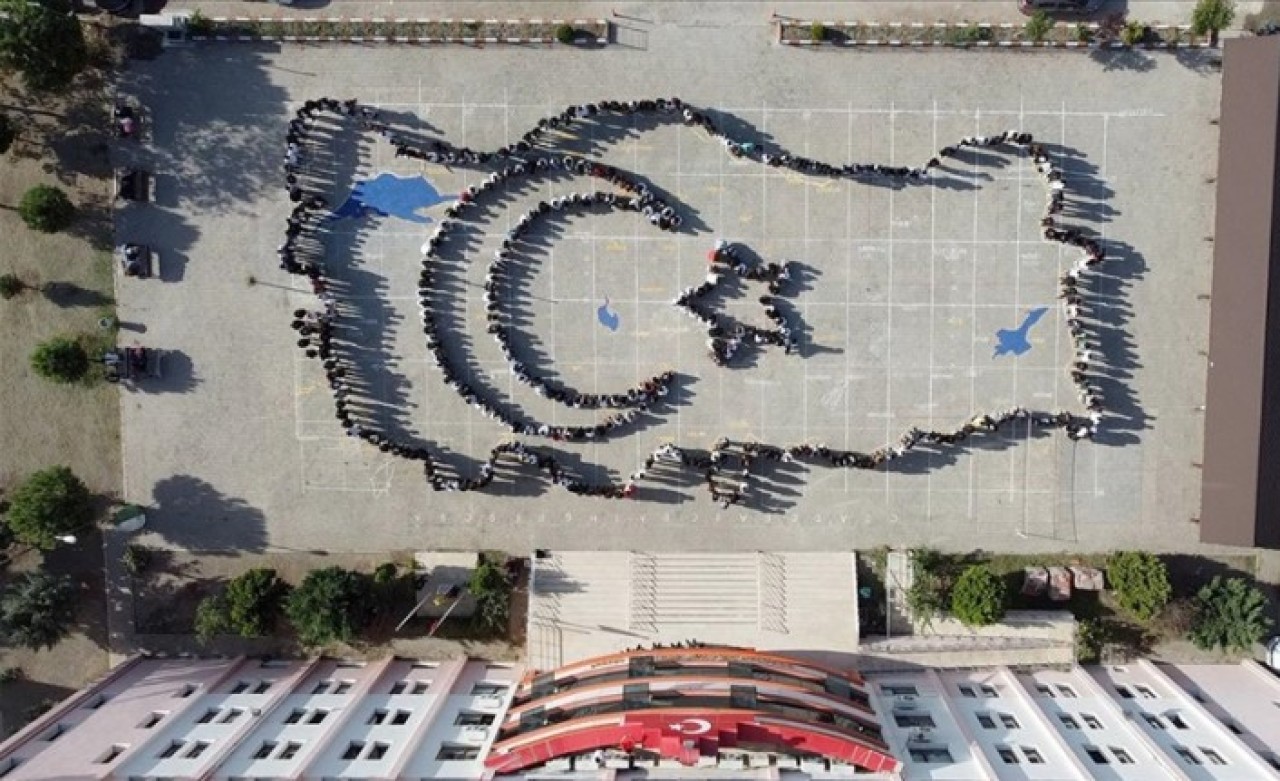 Osmaniye'de öğrencilerden "TOGG" yazısı ve "ay yıldız" koreografisi