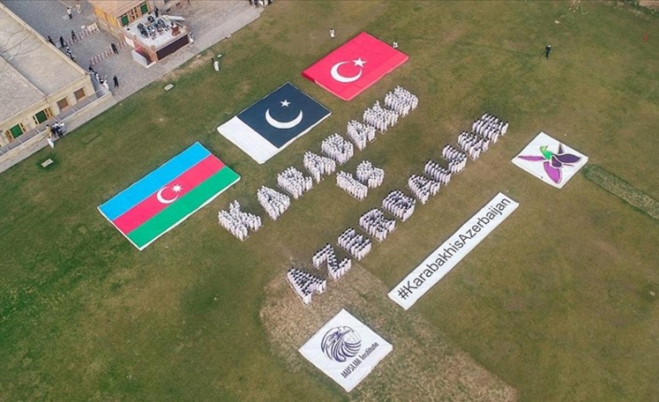 Pakistan'da yüzlerce kişi bir araya gelerek "Karabağ Azerbaycan'dır" yazısı oluşturdu