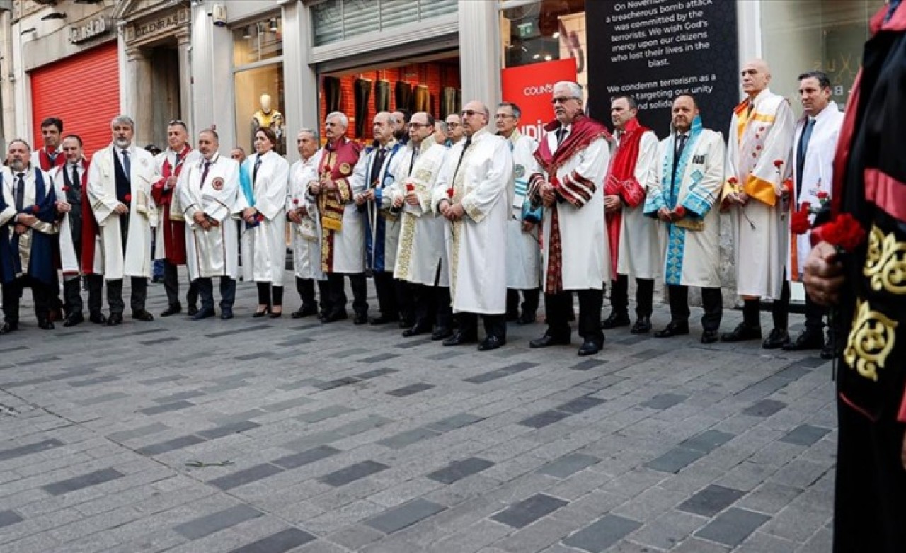 Terör saldırısının yaşandığı İstiklal Caddesi'ne Rektörler karanfil bıraktı