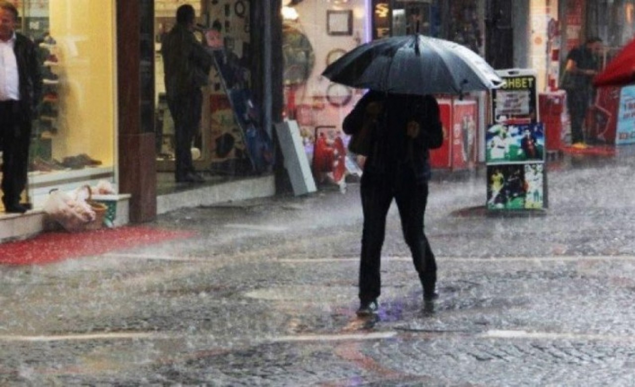 Sel olabilir,  su basabilir! Meteoroloji'den önemli uyarı: Bu illerde kuvvetli yağmur ve fırtına var