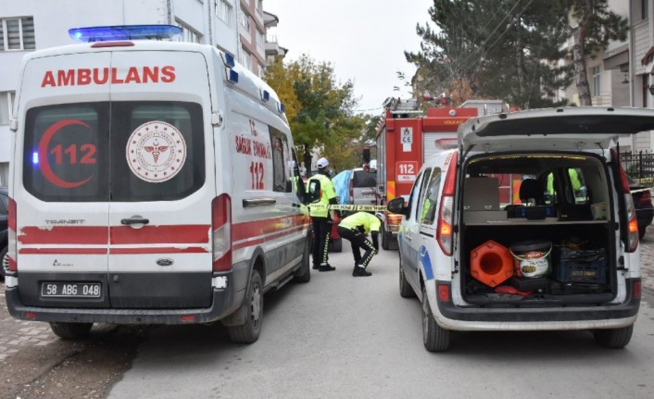Sivas'ta acı olay: Kendi aracıyla başka araç arasında sıkışan Caner Gülhan öldü