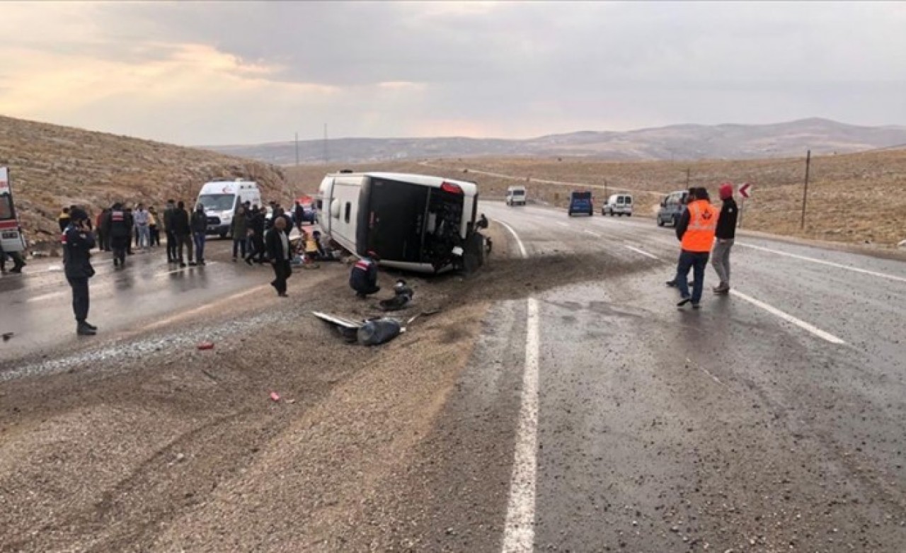 Sivas'ta otobüs devrildi,  2 kişi öldü,  20 kişi yaralandı