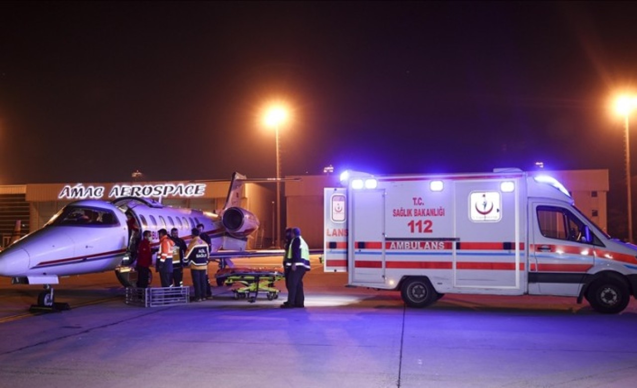 Suudi Arabistan'da rahatsızlanan 2 Türk vatandaşı ambulans uçakla İstanbul'a getirildi