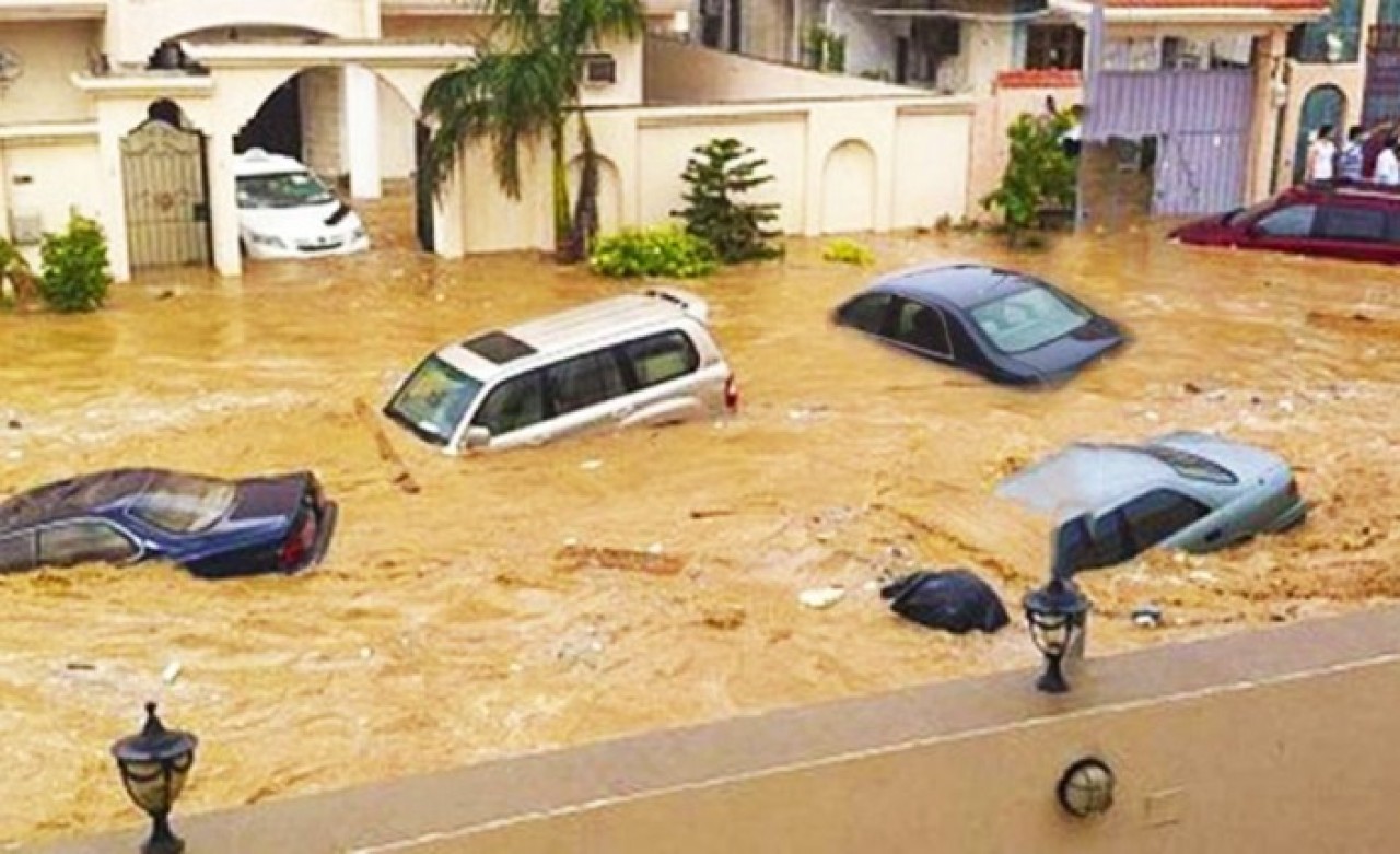 Suudi Arabistan'da yağmur duasından sonra sel oldu