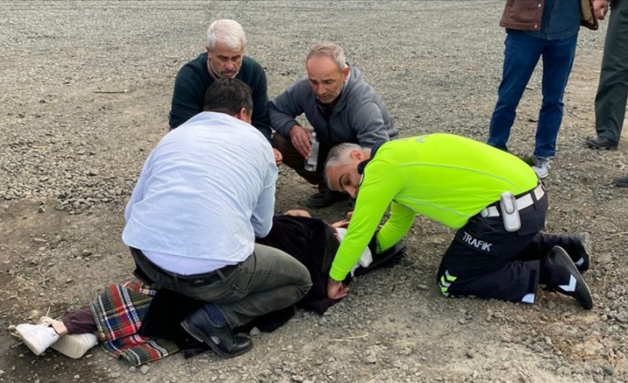 Trafik polisi,  yaptığı ilk yardımla çocuğun hayatını kurtardı