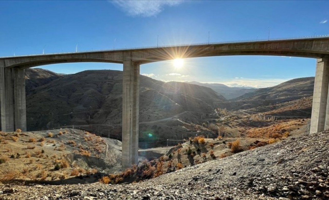 Türkiye'nin en yüksek ayaklı viyadüğü trafiğe açılıyor